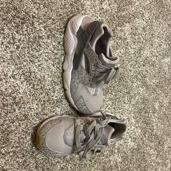 Girls Nike shoes, grey, leopard good condition, size 4, almost new - Picture 2 of 4